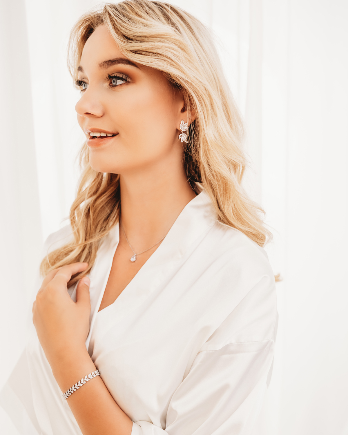 bruid draagt zilveren sieradenset voor bruid