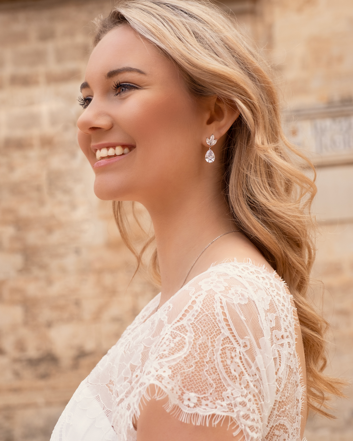 Bruid draagt gouden bruidsoorbellen