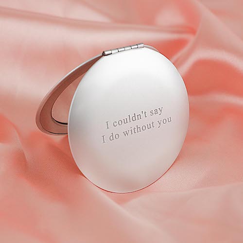 zilver handspiegeltje op een roze achtergrond