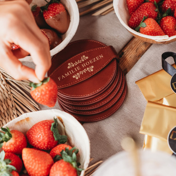 onderzetters met hapjes eromheen en tekst erop.