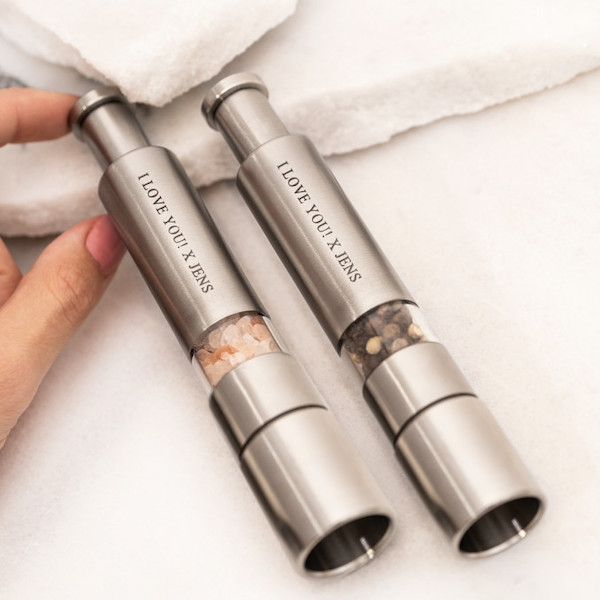 peper en zout molen met tekst