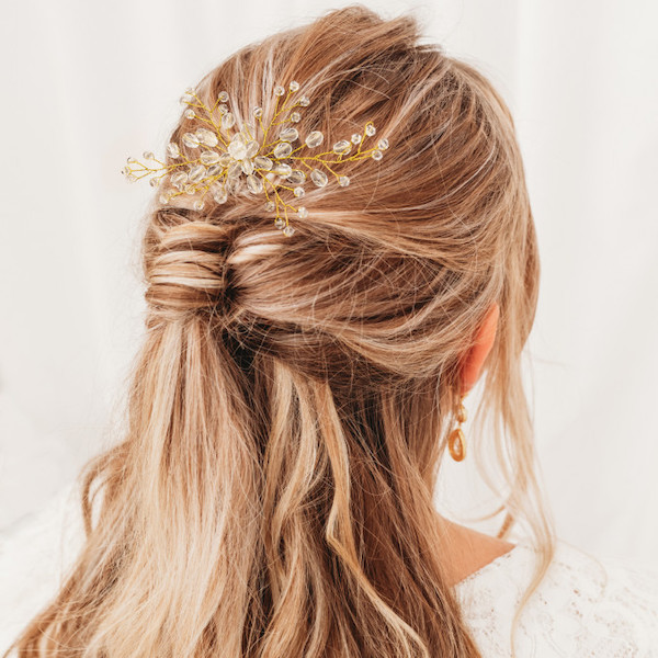 opgestoken haar met clip