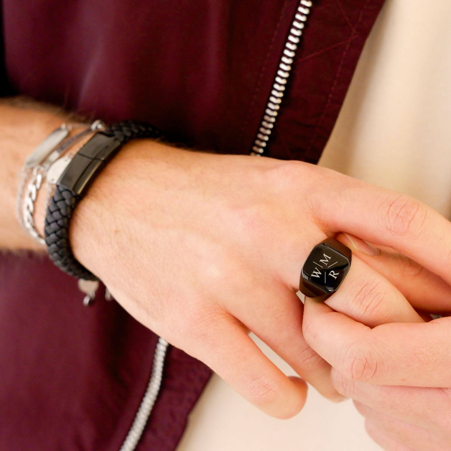 heren ring met 3 initialen zwart