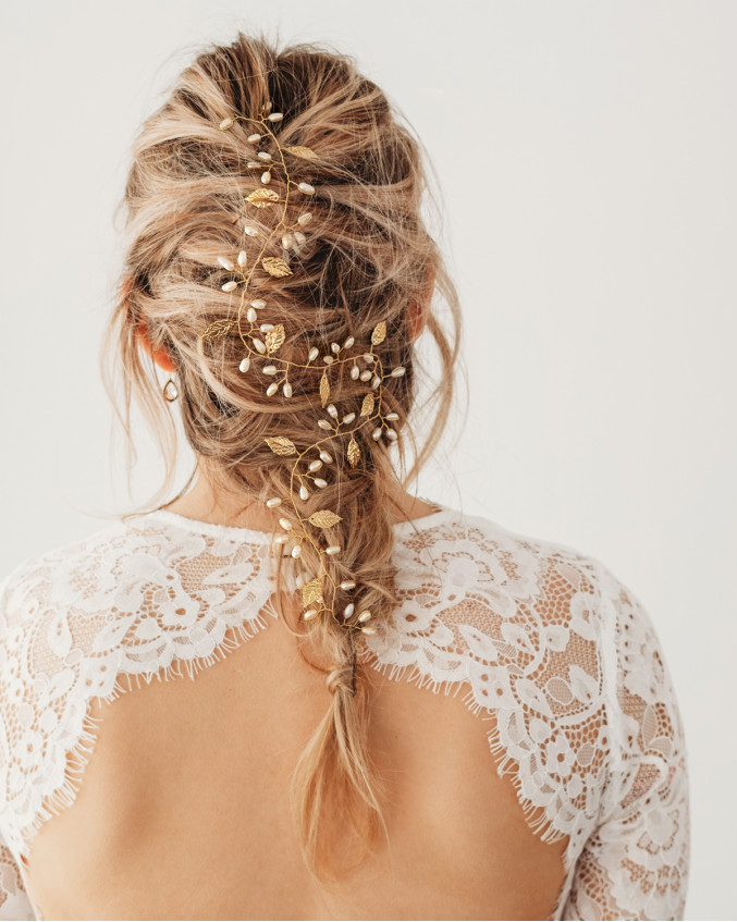 meisje met vlecht en hairving erin