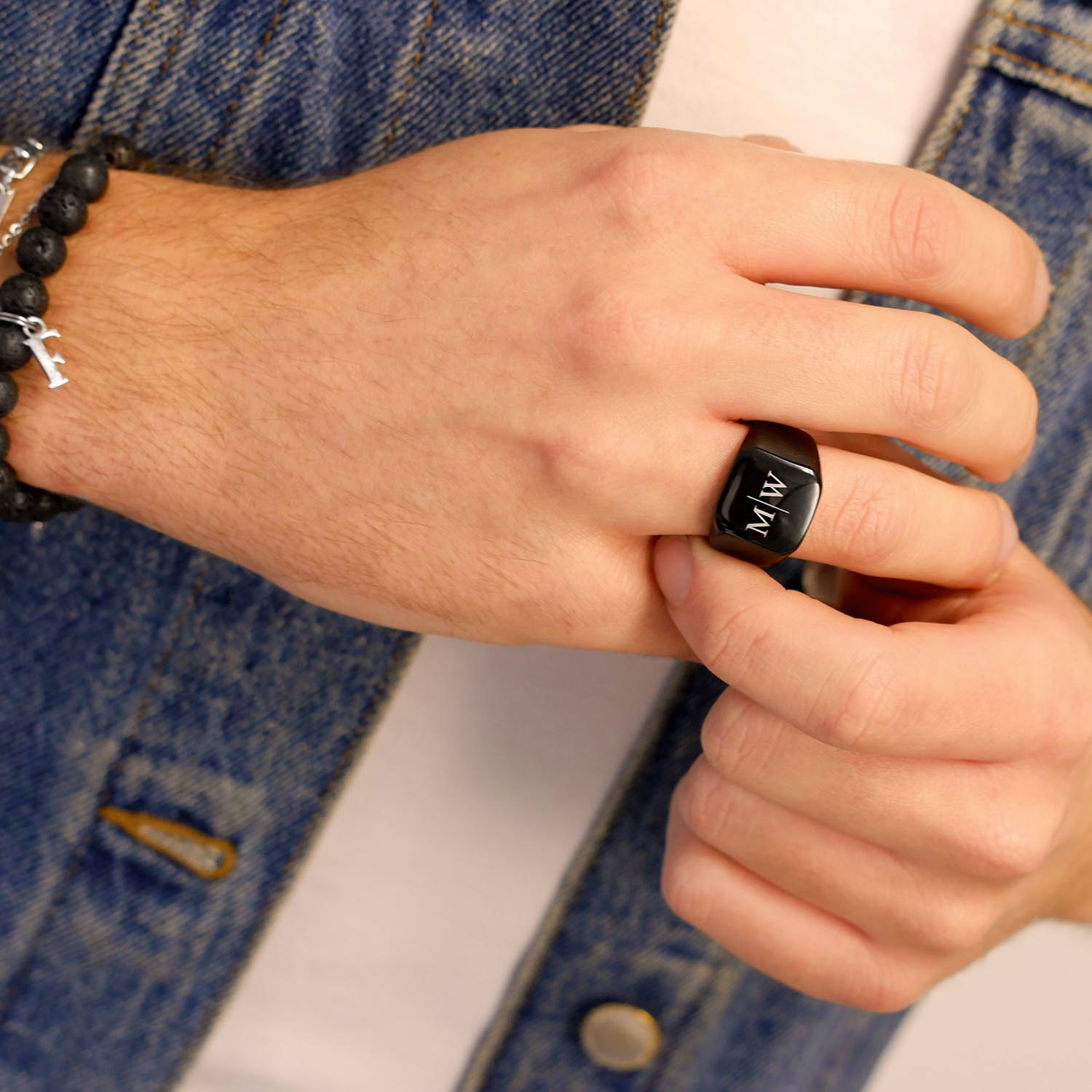 zwarte heren ring met twee initialen