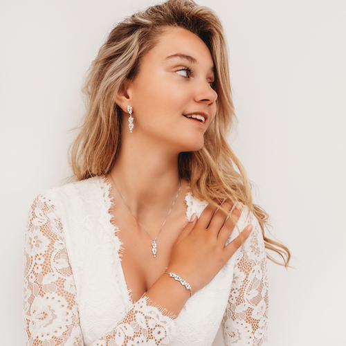 Zilveren bruids sieradenset met parels. De set bestaat uit een armband ketting en een paar oorbellen