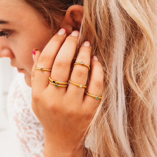 6 gouden birthstone ringen om hand