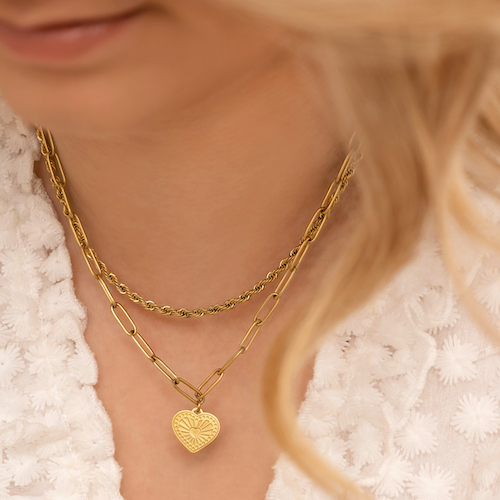 Gouden dubbelen ketting met hartjes bedel om nek van blond meisje