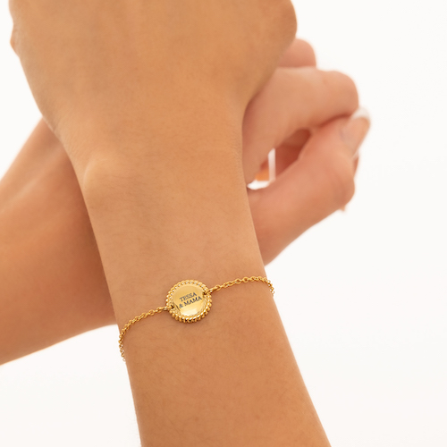 Gouden graveerbare armband on pols