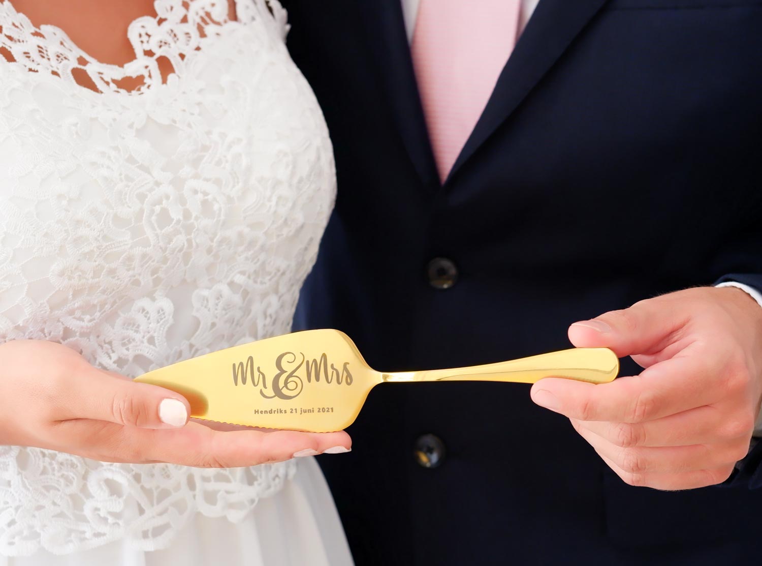 gouden taartscheppen bruidspaar