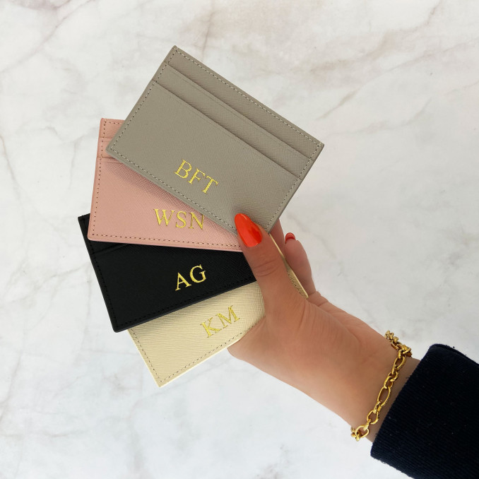 hand met pasjeshouders