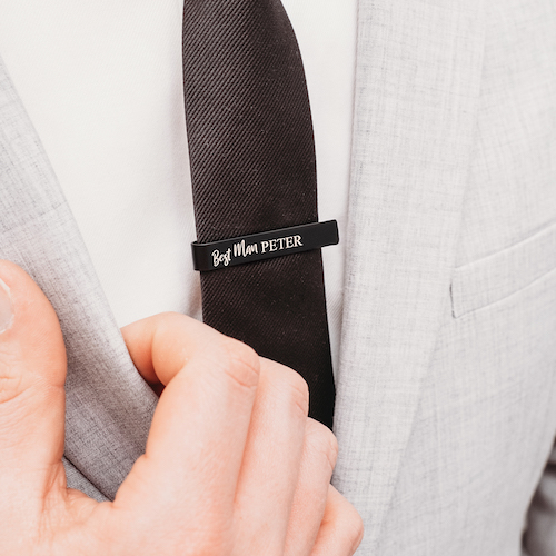 Zwarte dasspeld met gravering om zwarte stropdas