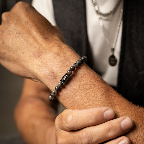 klaren armband om pols met zwarte graveerbare bedel