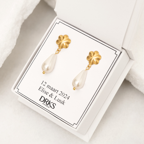 Gouden boho oorbellen met parel in doosje