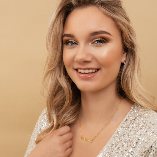 model-draagt-gouden-bar-ketting-3-vingerafdrukken