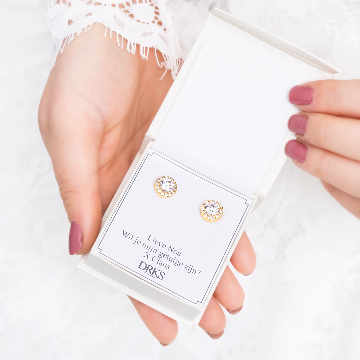 gouden-oorbellen-in-sieradendoosje