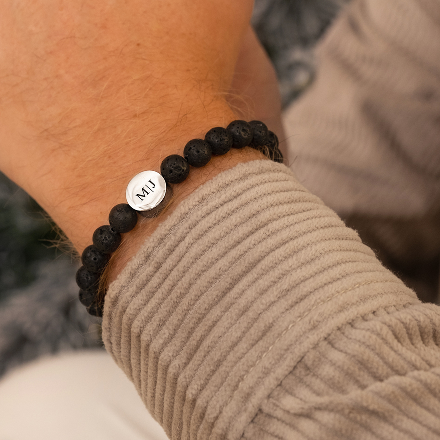 gegraveerde kralenarmband aan