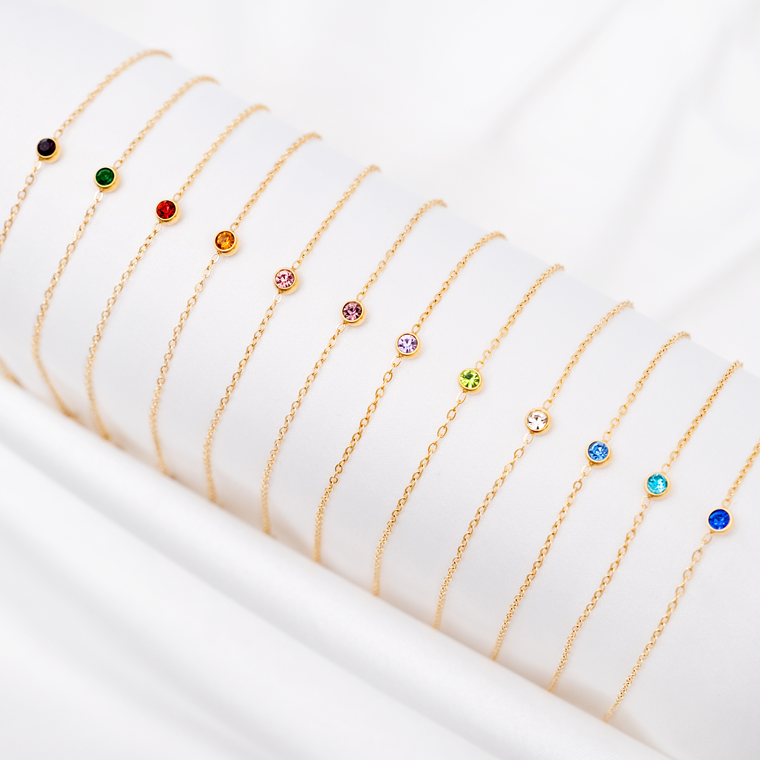 gouden-birthstone-armbanden-verzameling