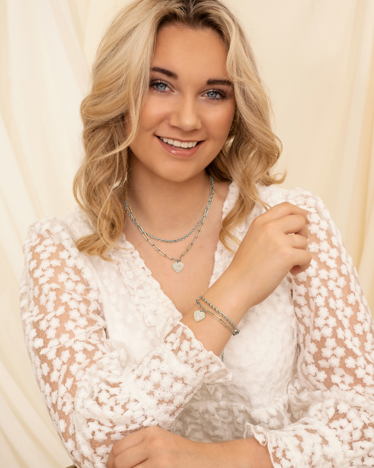 model-draagt-zilveren-sieraden-hartjes