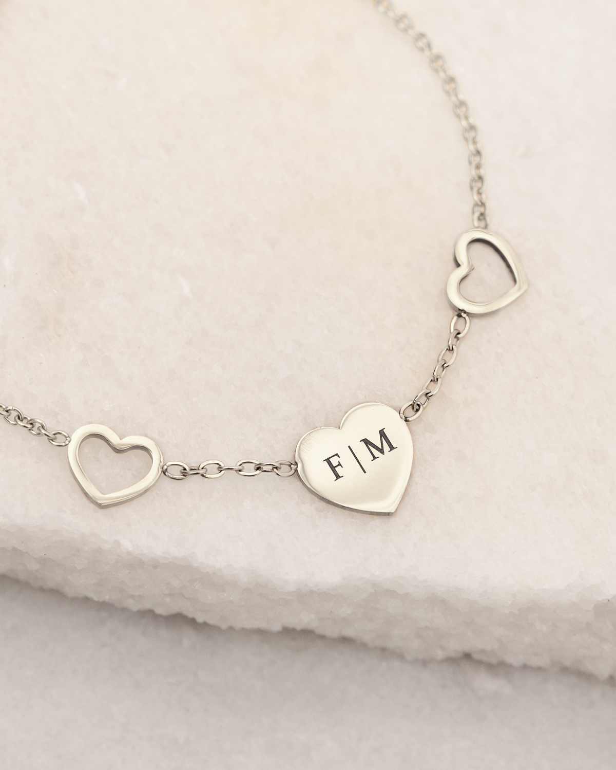 zilver-hartjes-armband-op-marmer