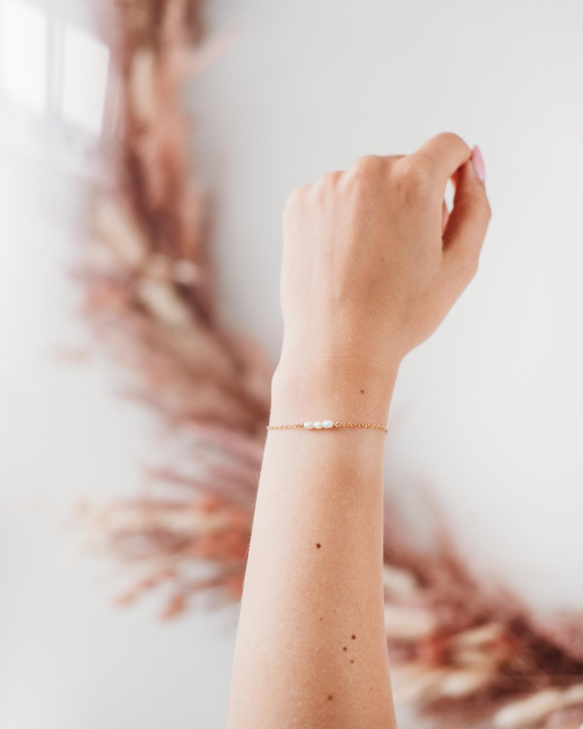 goud-armbandje-met-drie-pareltjes