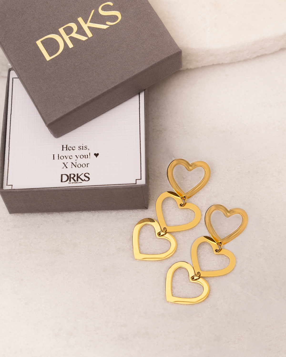 gouden-hartjes-oorbellen-in-sieradendoosje