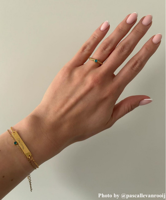 influencer-draagt-armband-678x819
