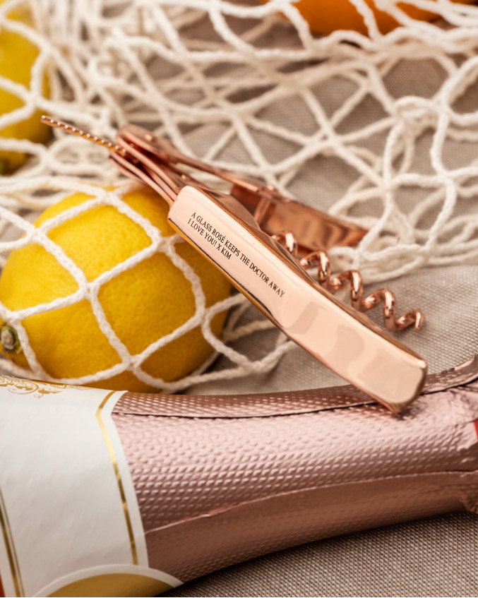 rose-gouden-wijnopener-met-gravering-677x847