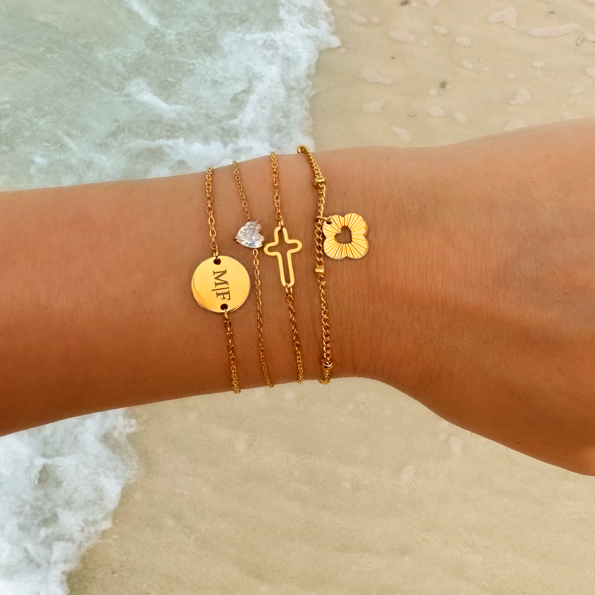 Gouden armparty op het strand