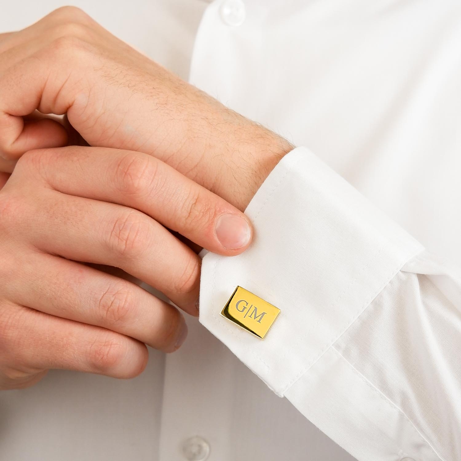 Gouden graveerbare manchetknopen bij man