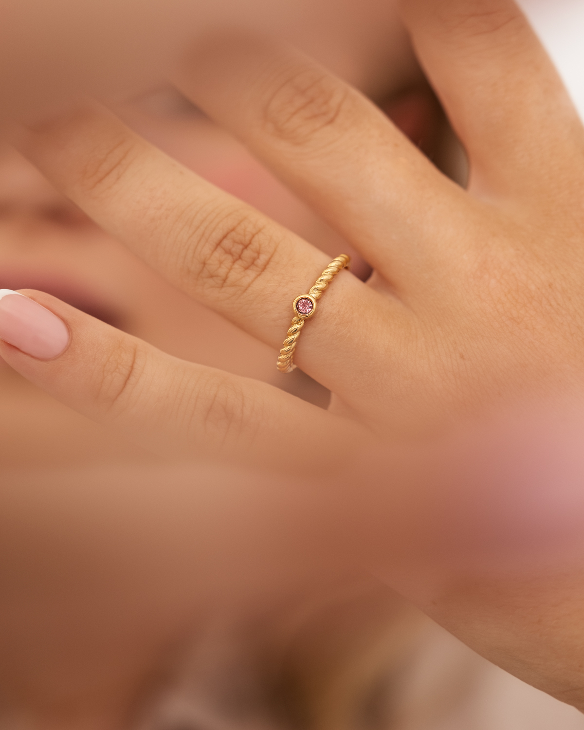 Model draagt ring met geboortesteen 