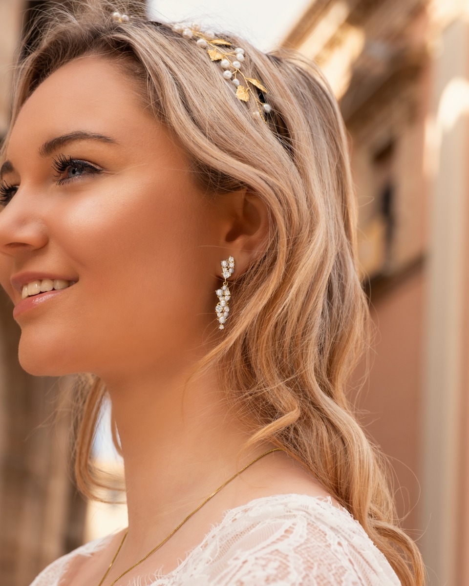 Model draagt Sparkle oorbellen met pareltjes goudkleurig